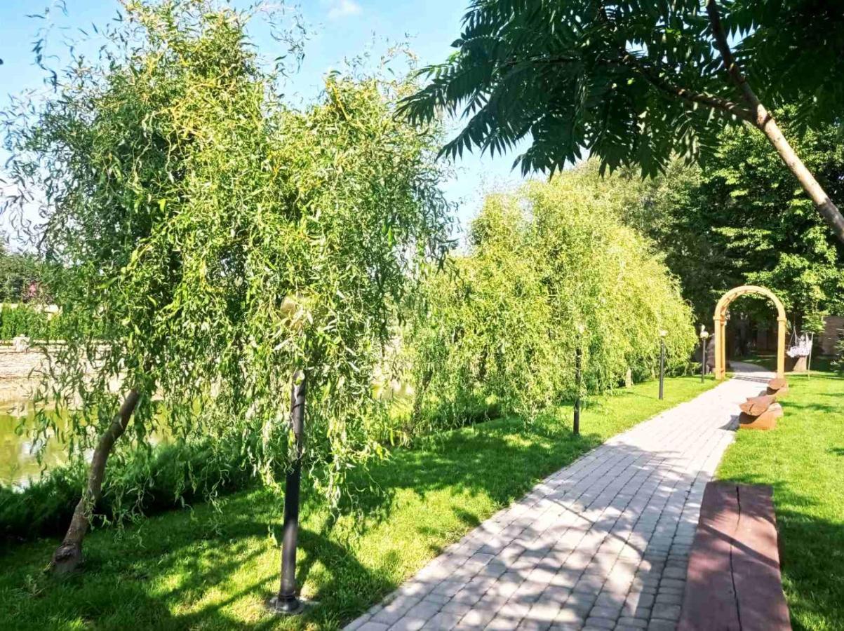 Готельно-Ресторанний Комплекс Прованс Парк Pochaiv Exterior foto