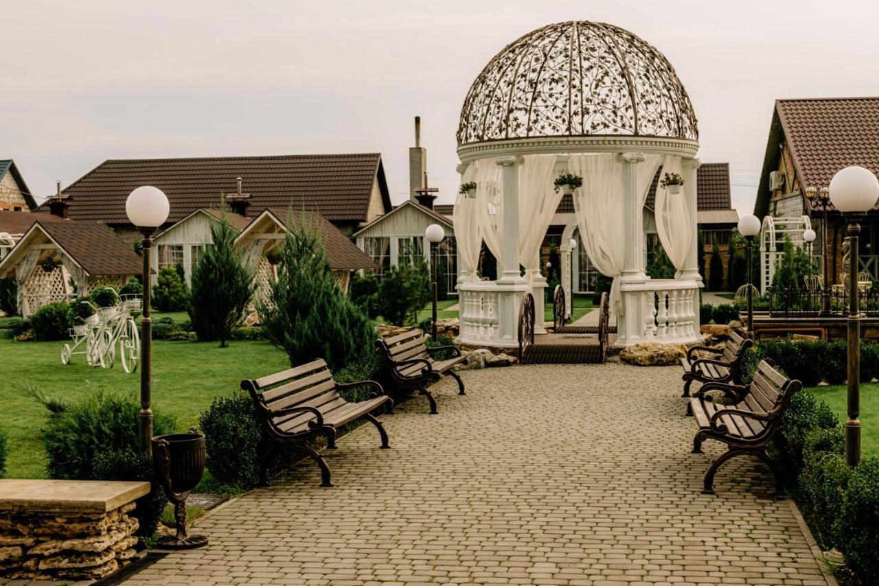 Готельно-Ресторанний Комплекс Прованс Парк Pochaiv Exterior foto